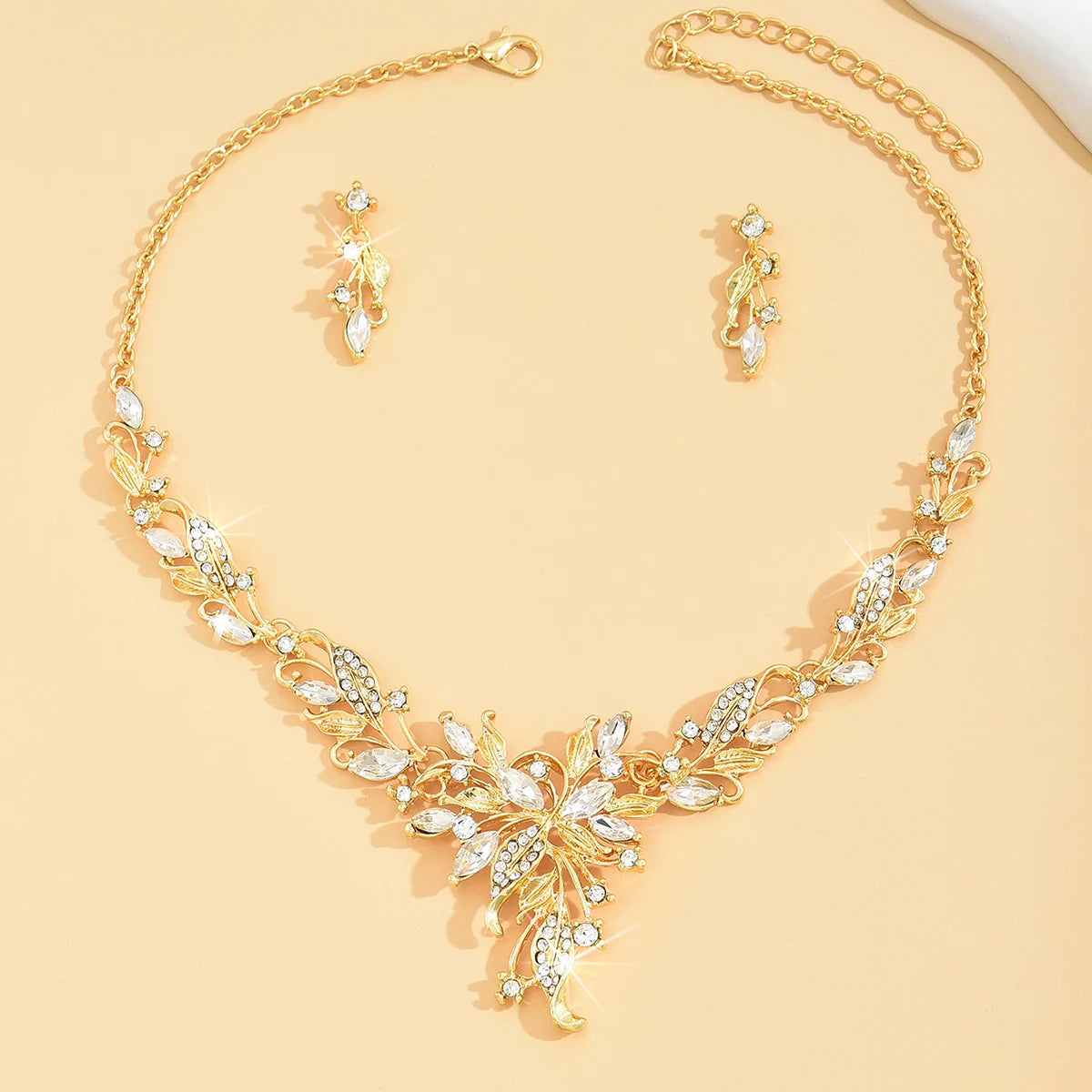 Trendy 3-Piece Women's Floral Jewelry Set: Earrings & Necklace for Weddings and Parties