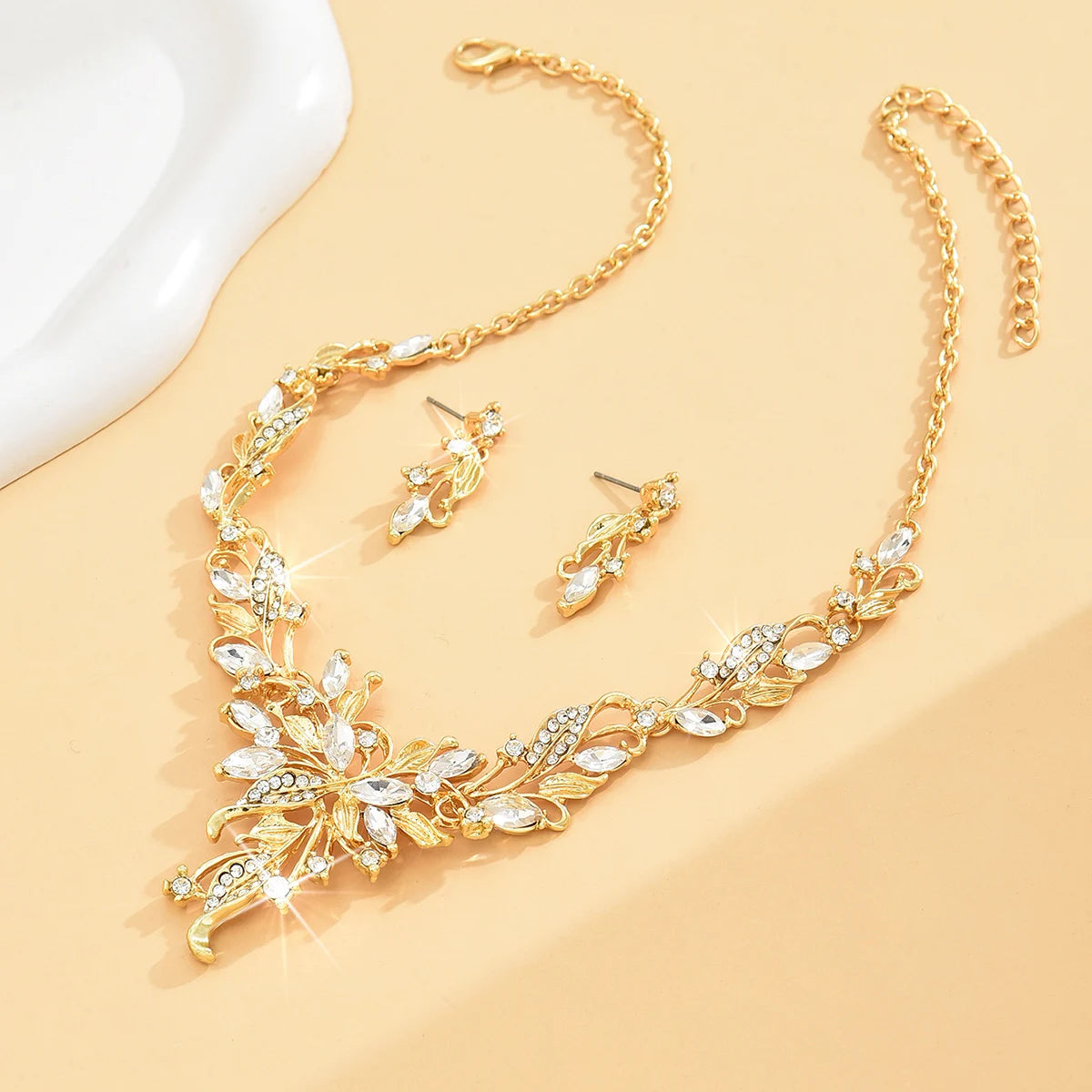 Trendy 3-Piece Women's Floral Jewelry Set: Earrings & Necklace for Weddings and Parties