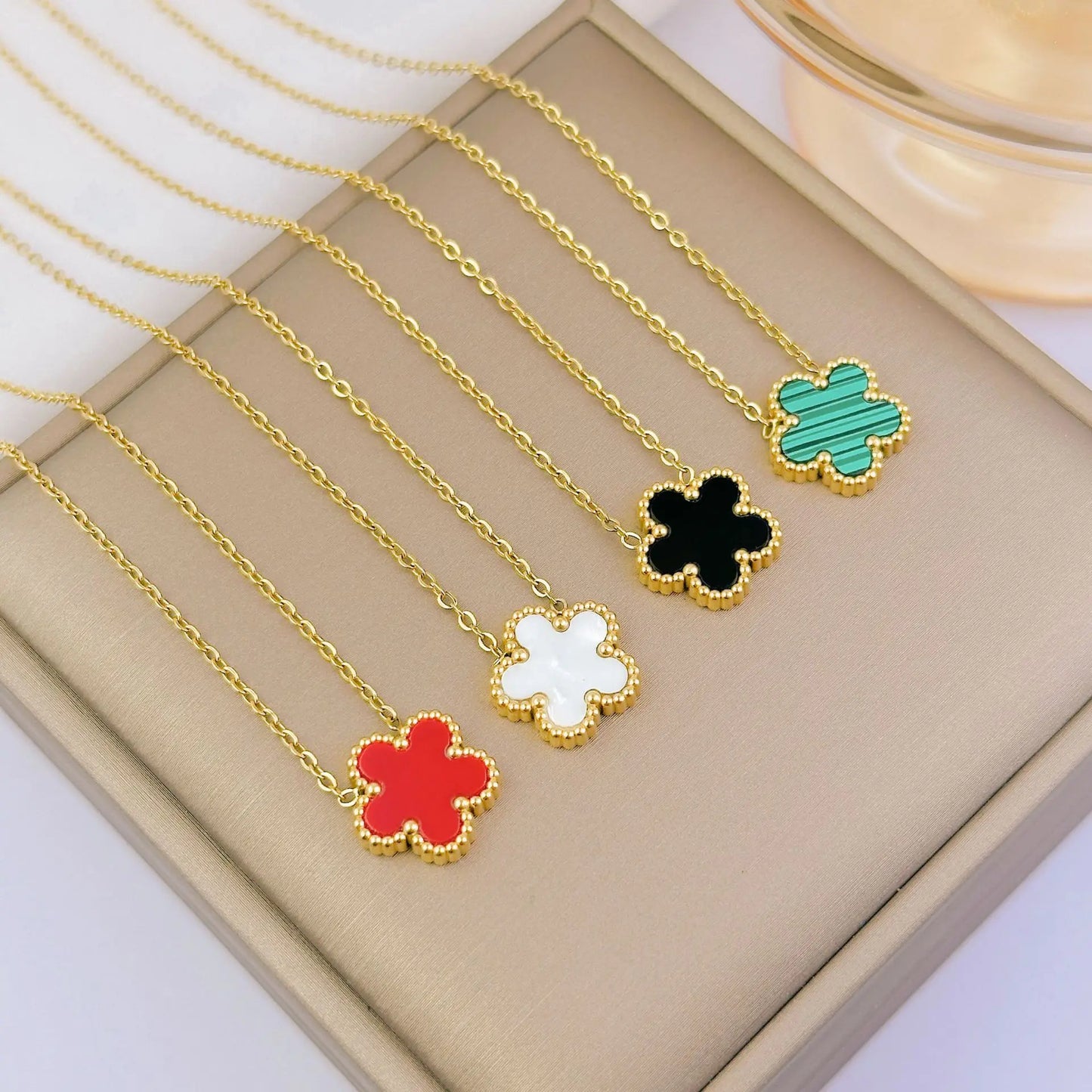 Fashion Stainless Steel Necklace Woman Five-leaf Flower Simple Clover Elegant Womens Necklaces Pendant Charm Jewelry Accessories